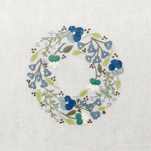Un chat dans l'aiguille - Pansy Wreath – Small March Wreath (Code: C-04429)