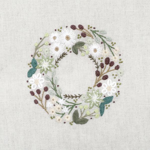 Un chat dans l'aiguille - Couronne de paquerettes - Small April wreath (Code: C-04430)