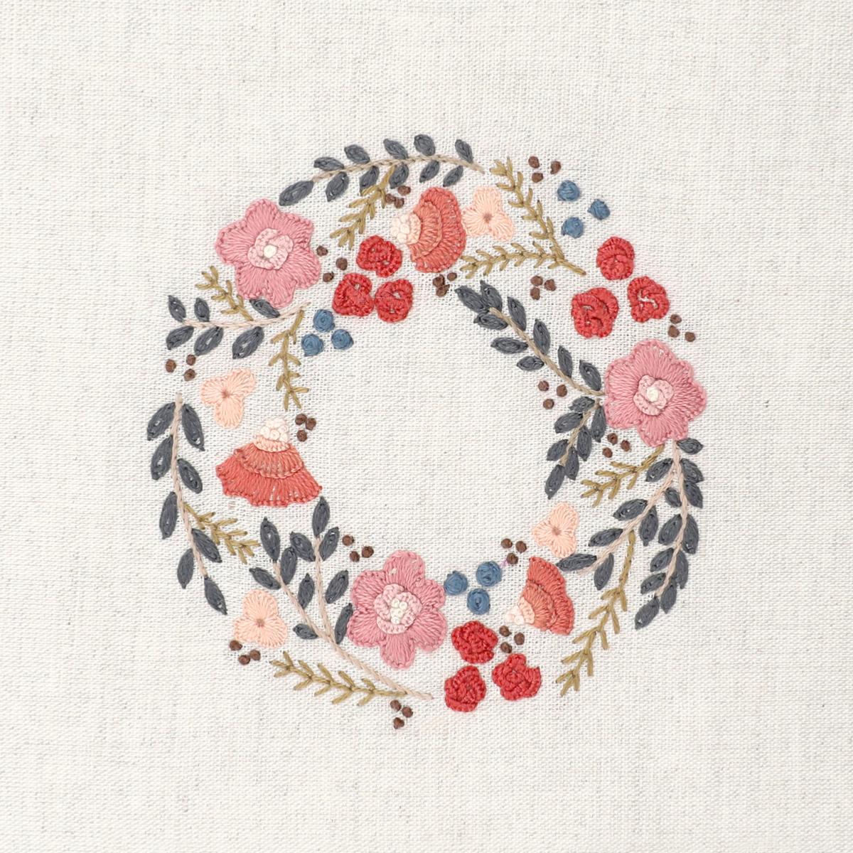 Un chat dans l'aiguille - Couronne de roses - Small September wreath (Code: C-04435)