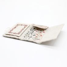 Un chat dans l'aiguille - Scissors & needles holder - Embroiderers' house (Code: C-08858)