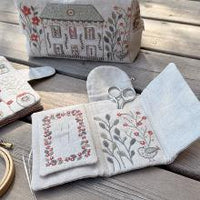 Un chat dans l'aiguille - Scissors & needles holder - Embroiderers' house (Code: C-08858)