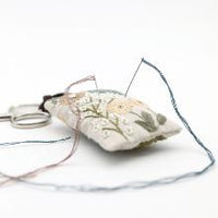 Un chat dans l'aiguille - Key holder - 20 years (Code: C-09011)