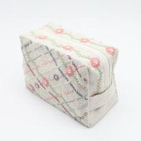 Un chat dans l'aiguille -Large floral pouch (Code: C-09982)