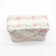 Un chat dans l'aiguille -Large floral pouch (Code: C-09982)