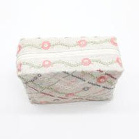 Un chat dans l'aiguille -Large floral pouch (Code: C-09982)