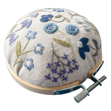 Un chat dans l'aiguille - Floral pin cushion - Blue