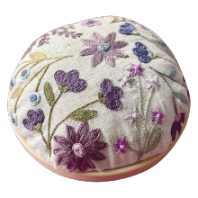 Un chat dans l'aiguille - Floral pin cushion - Purple