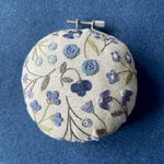 Un chat dans l'aiguille - Floral pin cushion - Blue